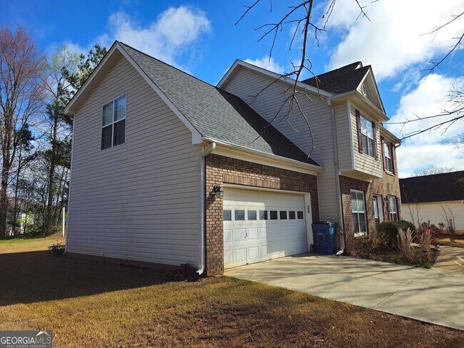 Building Photo - 235 Circle Rd