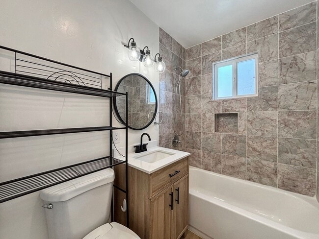Building Photo - Charming 3BD/1BA House in South Park w/ W/...