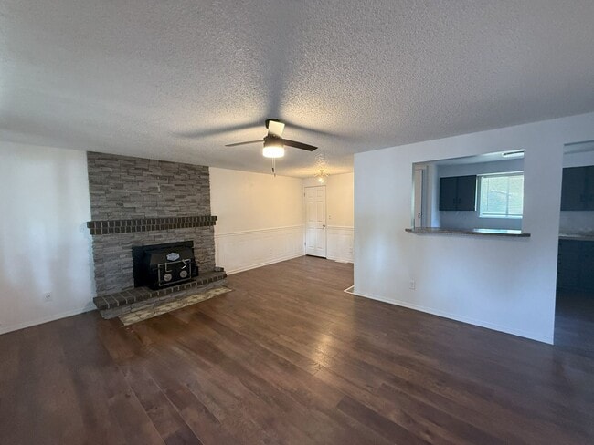 Building Photo - Cozy 4BR Home with Extra Space & Outdoor C...