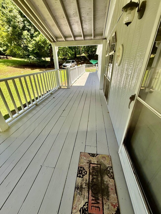 Building Photo - Large Updated Three Bedroom