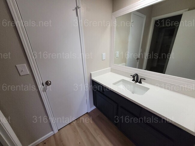 Building Photo - $925 - 2 bedroom 1 bath - Beautiful apartm...