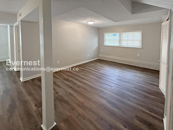 Building Photo - 542 Newcastle Rd