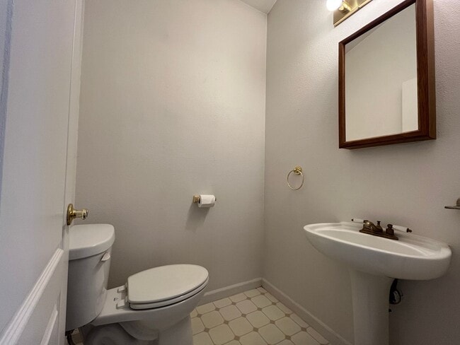 Building Photo - Spacious 3 Bedroom, 2.5 Bathroom w/ Bonus ...