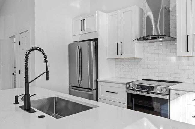 Building Photo - 8625 Cedarbrook Dr