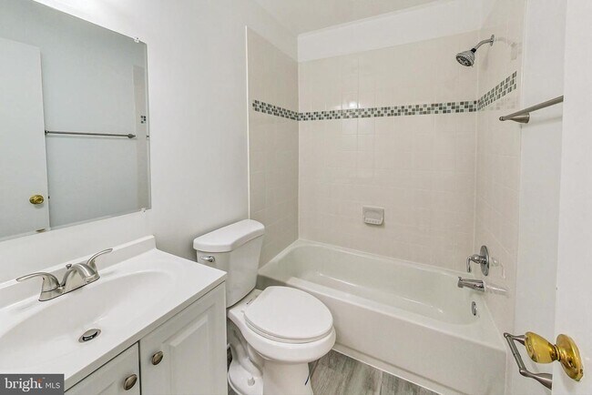 Building Photo - 906 West Side Dr