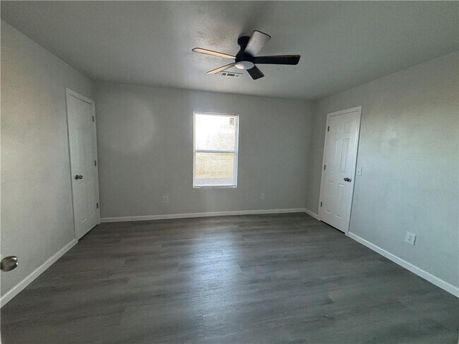 Building Photo - 2101 W Roselawn St