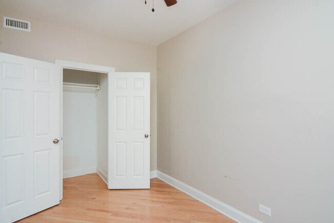 Building Photo - 899 Green Bay Rd