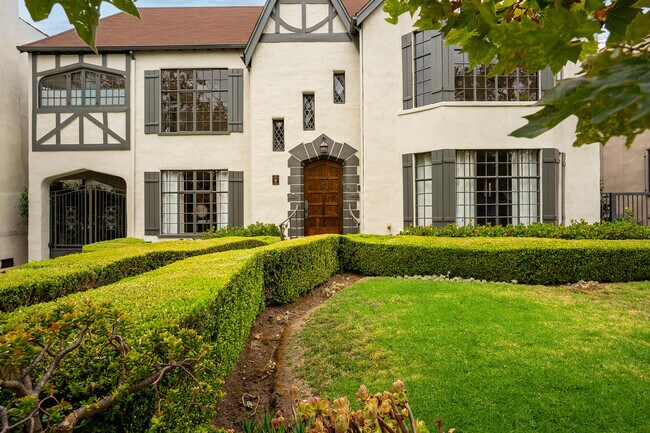 Building Photo - 407 N Orange Dr