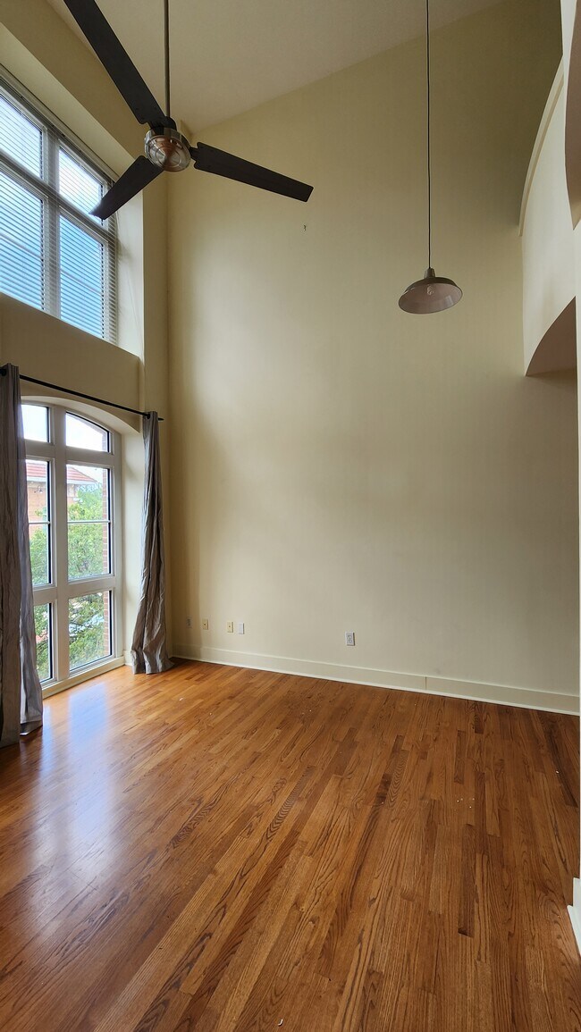 Building Photo - 1245 Caroline St NE