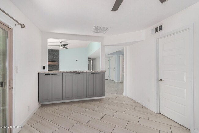 Building Photo - 9245 E Laurel Ln