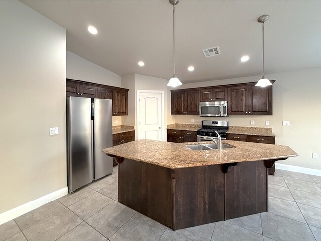 Building Photo - 505 E Ruby Pl