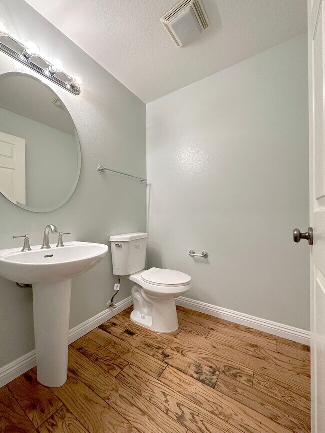 Building Photo - 2 BEDROOM 2.5 BATHROOM WITH LOFT HOME IN HIGHLY DESIRED BERKSHIRE TRACK