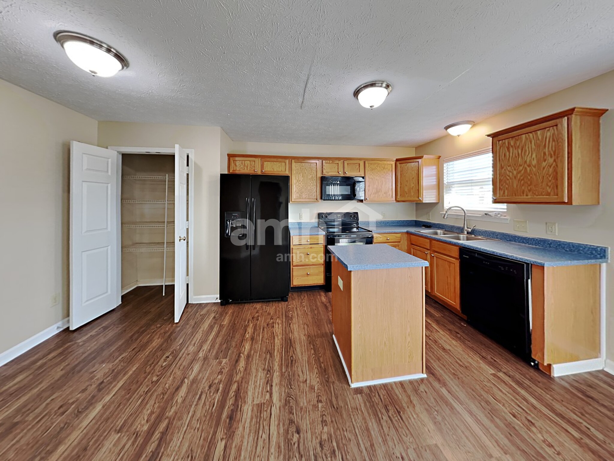 Building Photo - 981 Foxtail Dr