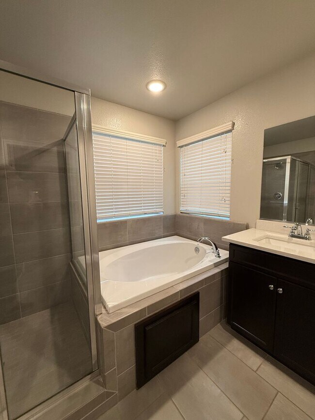 Building Photo - Charming 3-Bedroom Home in Family-Friendly 93727 Neighborhood