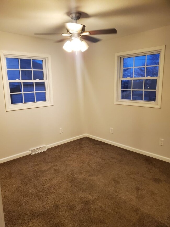 Building Photo - 2 Bedroom, 1 Bath Single Family Home in Clinton, IA