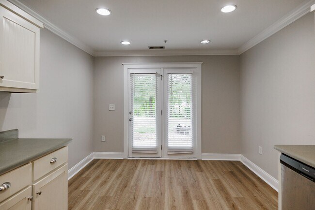 Building Photo - Ground-level, one-story condo in the highly sought-after gated community, The Woodlands of Athens!