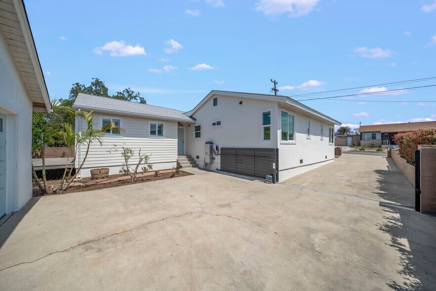 Building Photo - 6364 Osler St