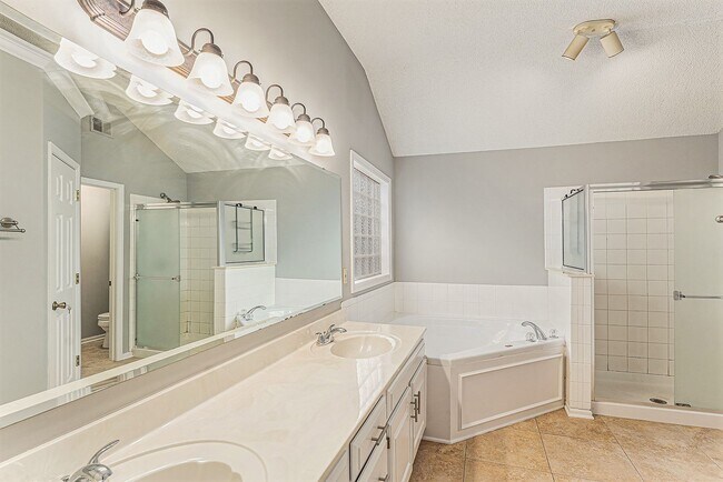 Building Photo - 4 Bed 5 Bath home creek view in back