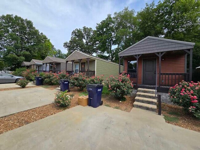 Building Photo - 1 Bedroom/1 Bathroom Tiny Home in Batesville