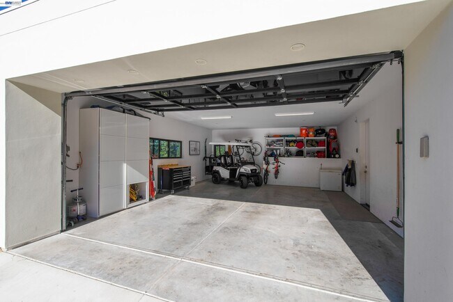 Building Photo - 297 Las Quebradas