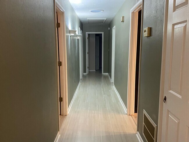 Building Photo - 7585 Skipper Ln