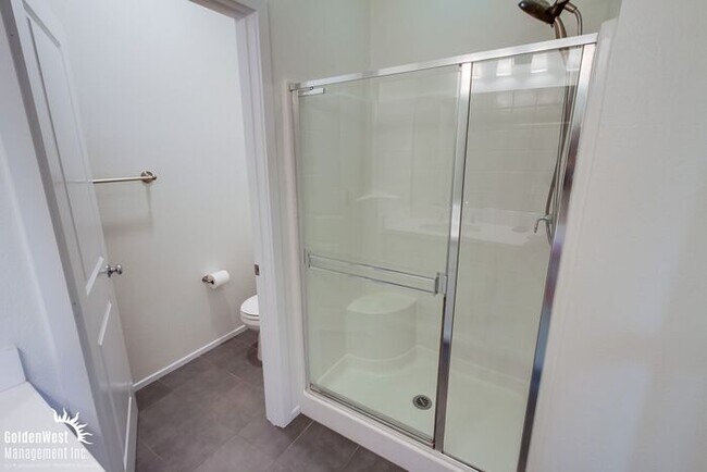 Building Photo - Stylish 3Bdm 3Ba Townhome with Chef’s Kitc...