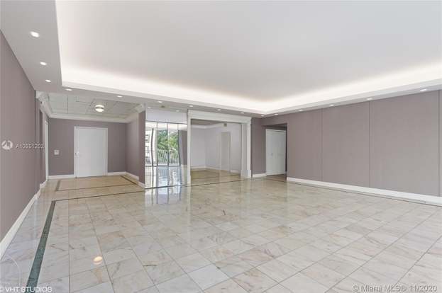 Building Photo - 10155 Collins Ave