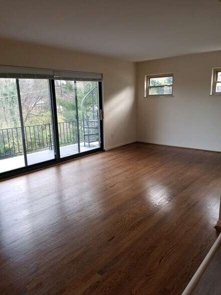 Building Photo - 1130 River Hill Dr