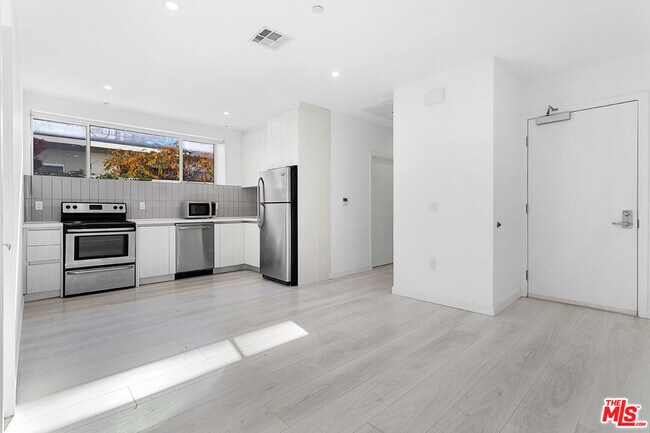 Building Photo - 1526 Armacost Ave