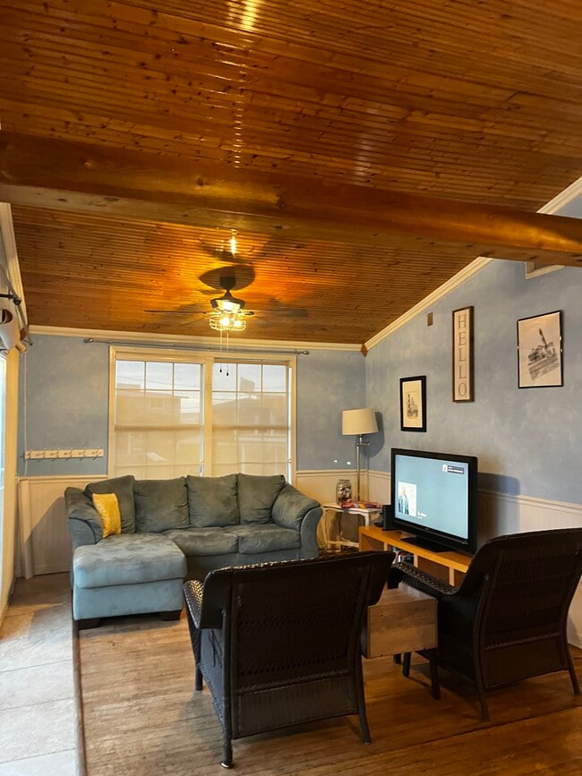 Building Photo - 611 Seashell Dr