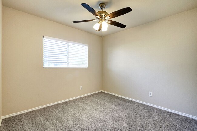 Building Photo - Move-In Ready Home with New Flooring and A...