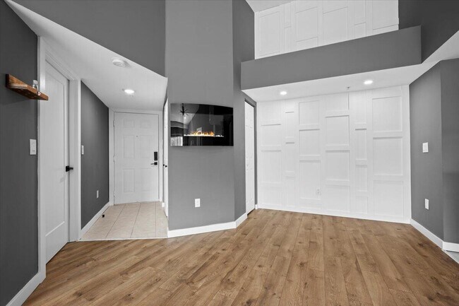 Building Photo - 800 Crestwood Ct S