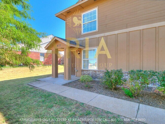 Building Photo - *611-613 Welston Cr.
