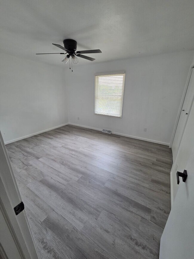 Building Photo - 11685 Oakhills Dr