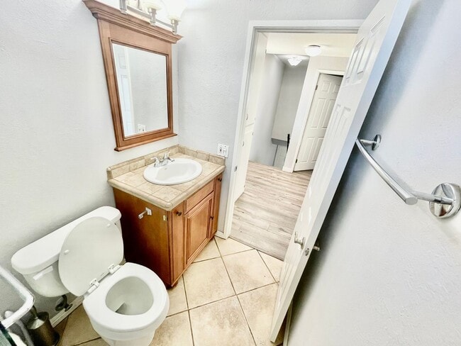 Building Photo - Charming 2 Bedroom 1.5 Bathroom Townhome w...
