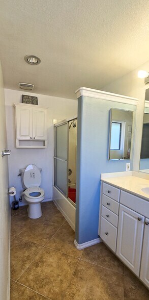 Master bathroom - 19195 Shoreline Ln