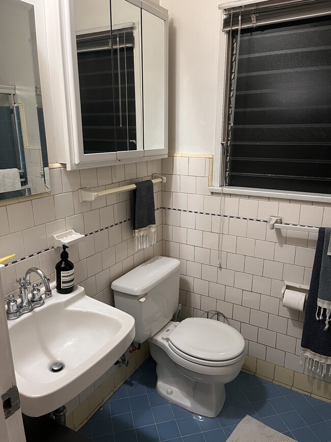 Bathroom (set 2) - 4222 Jasmine Ave