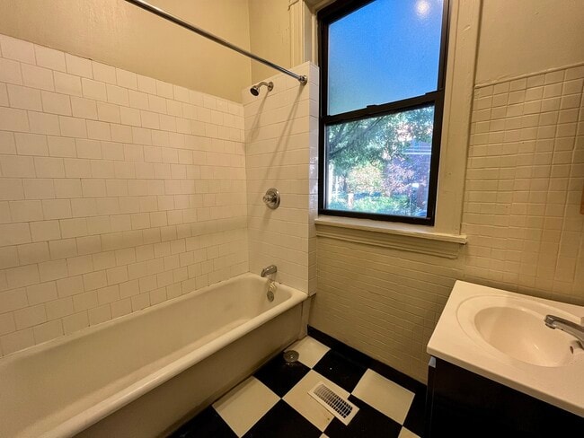 Building Photo - 3765 N Kenmore Ave