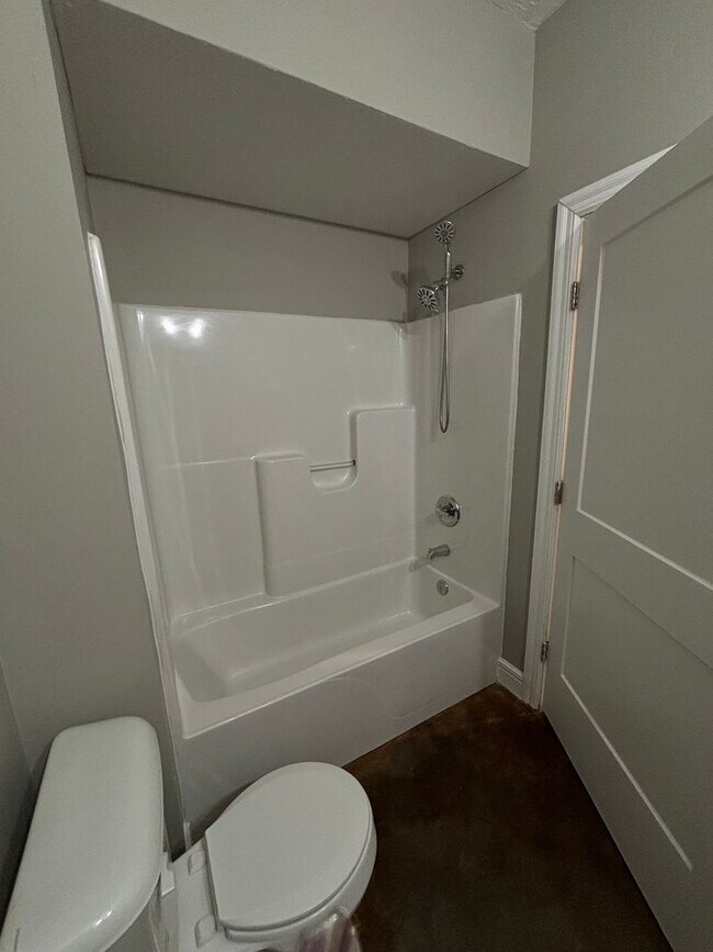 Building Photo - 1316 E Blaine St