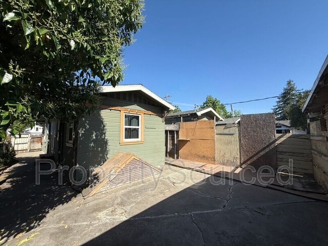 Building Photo - 940 N Sierra Nevada St