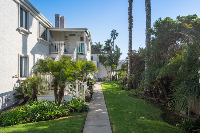 Building Photo - Newly Remodeled  Pacific Beach Condo Now A...