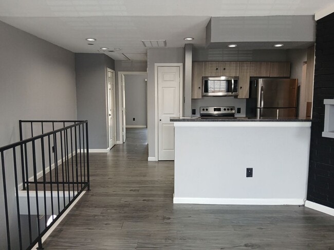 Building Photo - (50% OFF 1st MONTHS RENT) 2nd Floor Condo 1 Bedroom and 1 Bath