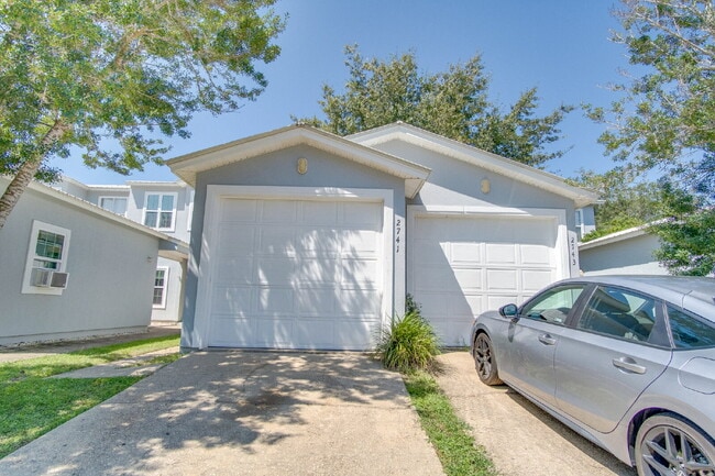 Building Photo - Santa Rosa 3/2.5 Townhome – Minutes from N...