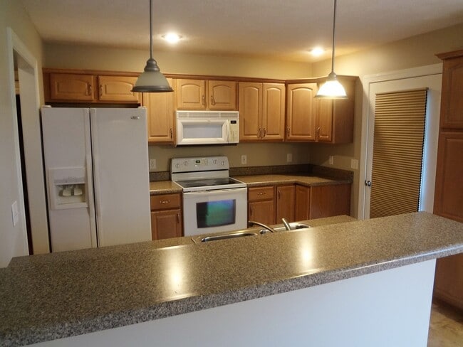 Building Photo - Spacious Detached Home in Great Location a...