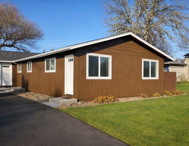 Building Photo - 2 Bedroom Townhouse Less than 2 Miles from OSU