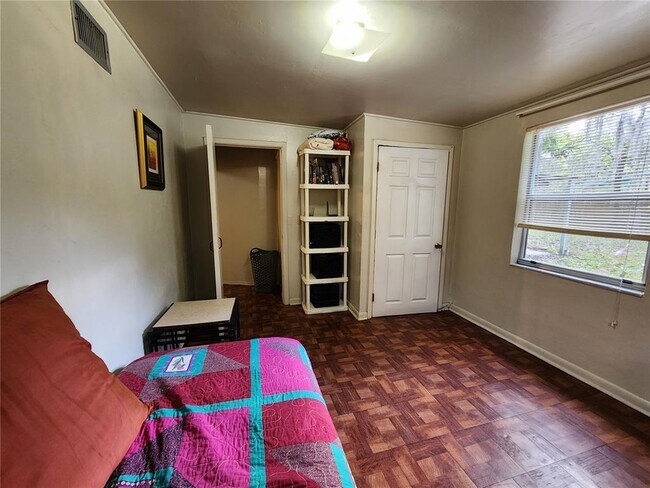 Building Photo - 1030 NE 9th St