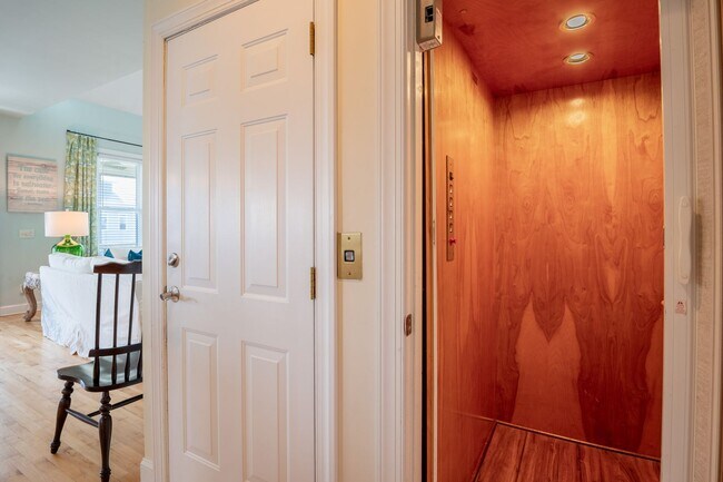 Building Photo - PERFECT SINGLE FAMILY OFF-SEASON MONTHLY R...