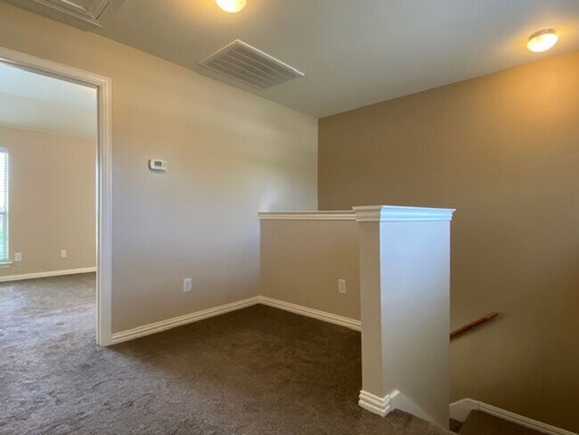 Building Photo - Lovely 2 bedroom townhome in very desirabl...