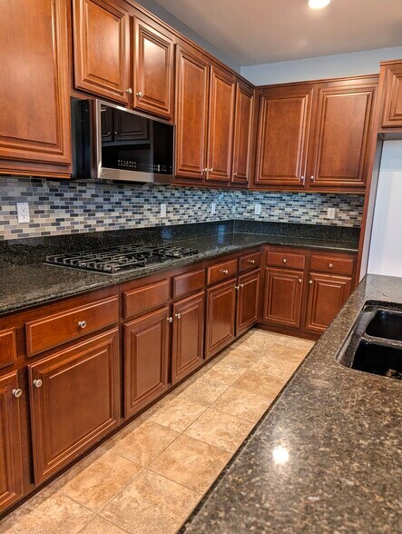 Building Photo - 9380 Dauchy Ave