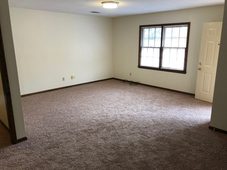 Building Photo - 2040 Pineview Dr